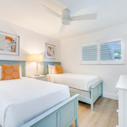 Bedroom with two single beds and colorful pillows