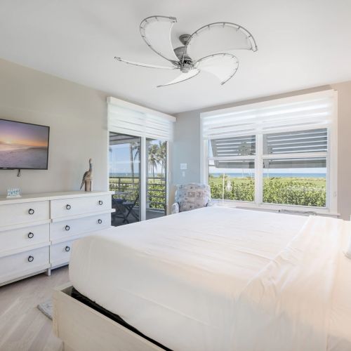 Bedroom with one bed and garden view