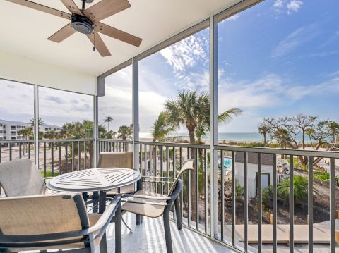 Outdoor table with four chairs and ceiling fan