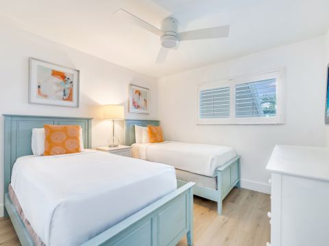 Bedroom with two single beds and colorful pillows