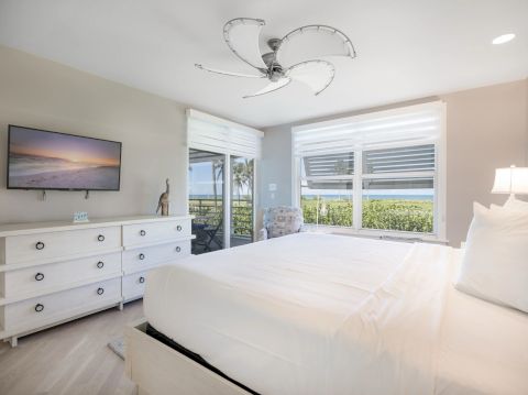 Bedroom with one bed and garden view